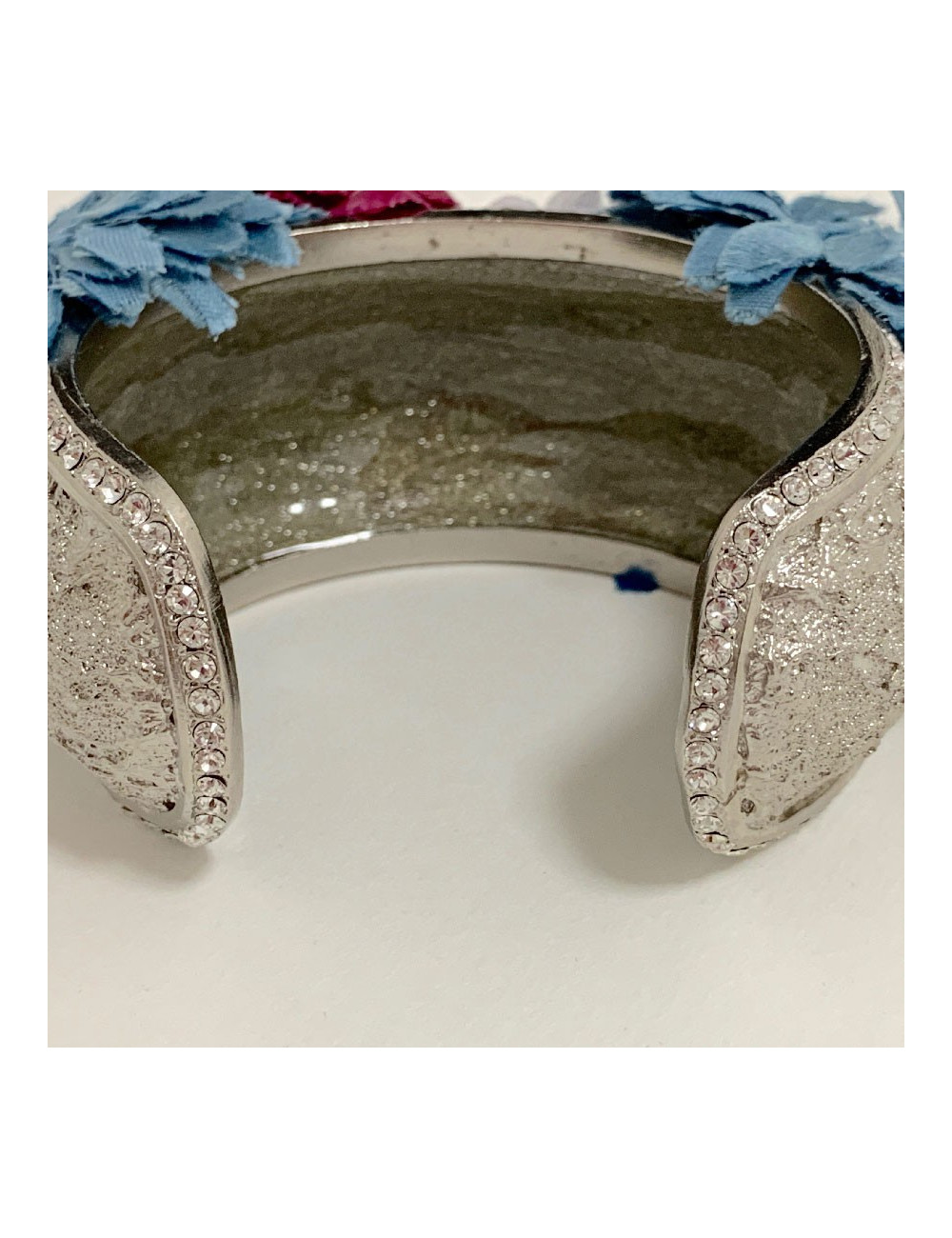 Bracelet CHANEL rigide argenté et fleurs en tissu