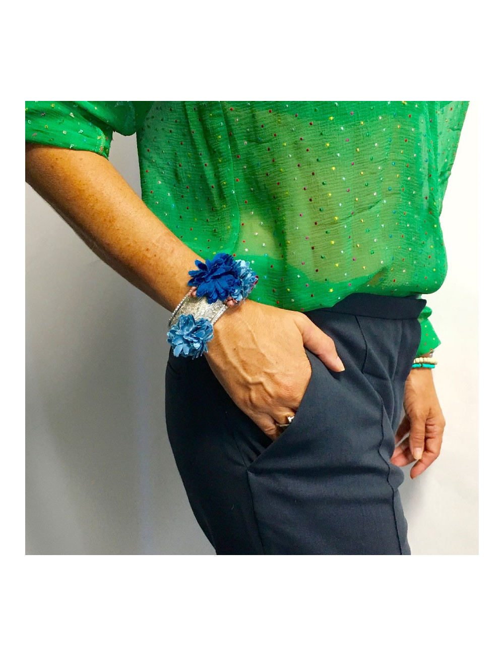 Bracelet CHANEL rigide argenté et fleurs en tissu