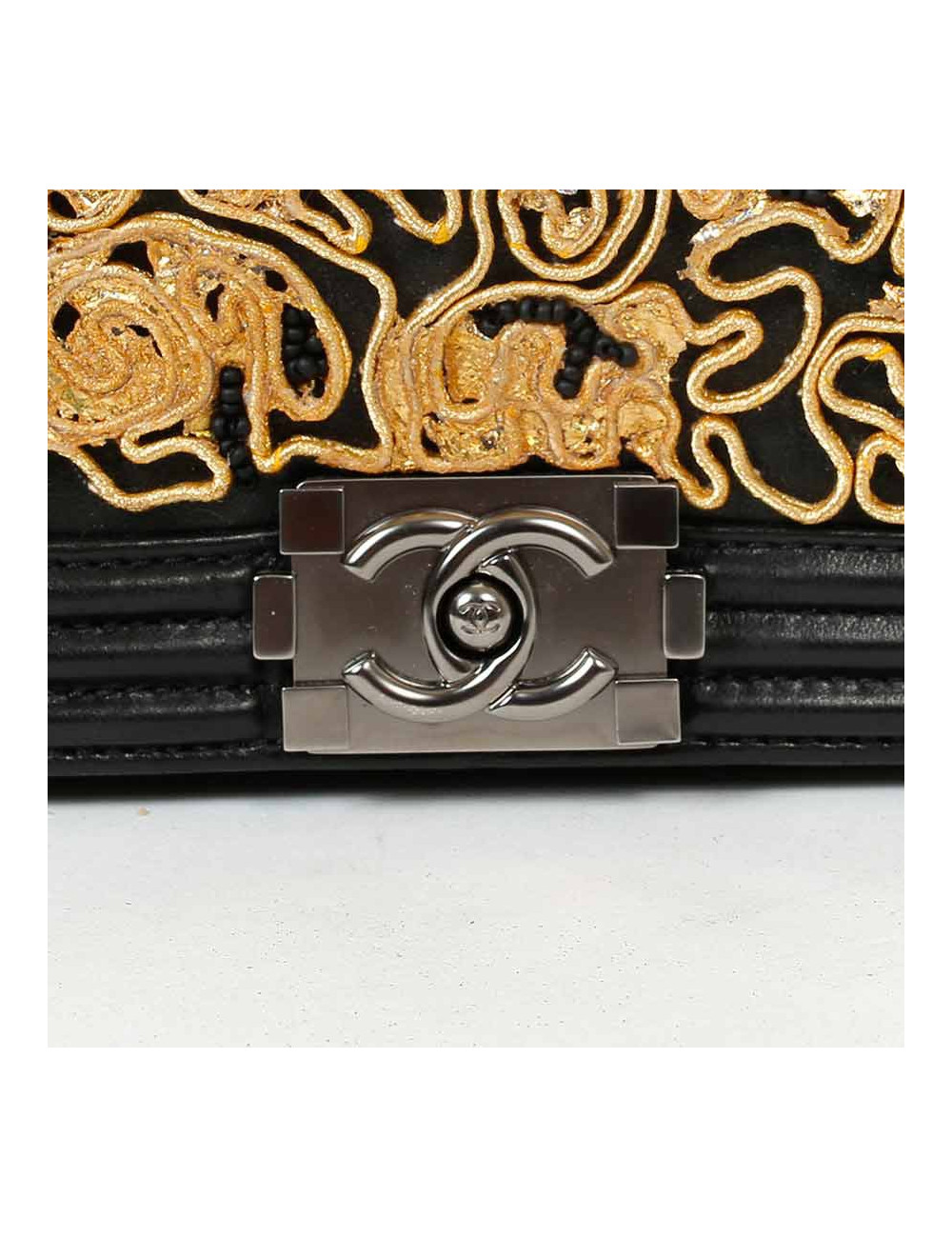 Min sac Boy CHANEL en cuir d'agneau noir et dentelle dorée