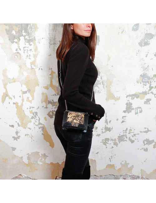 Min sac Boy CHANEL en cuir d'agneau noir et dentelle dorée