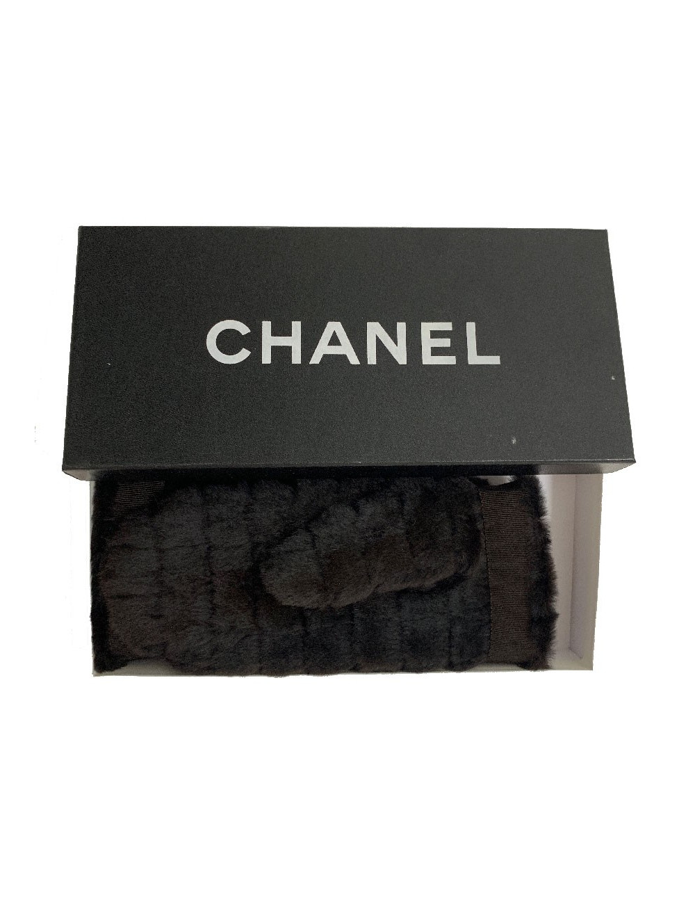 Mouffles CHANEL en fourrure marron et chaîne dorée