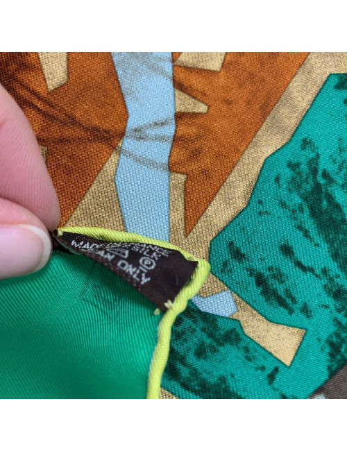 Carré HERMES "pierre Loti ou l'âme voyageuse" soie 100%