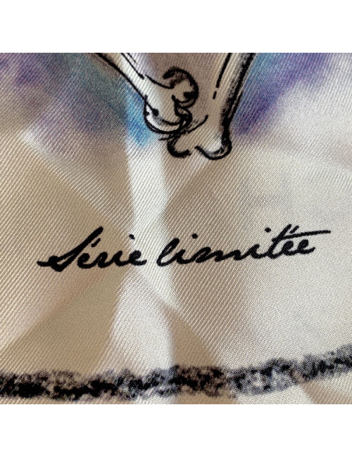 Carré CHANEL à l'éffigie de Coco 