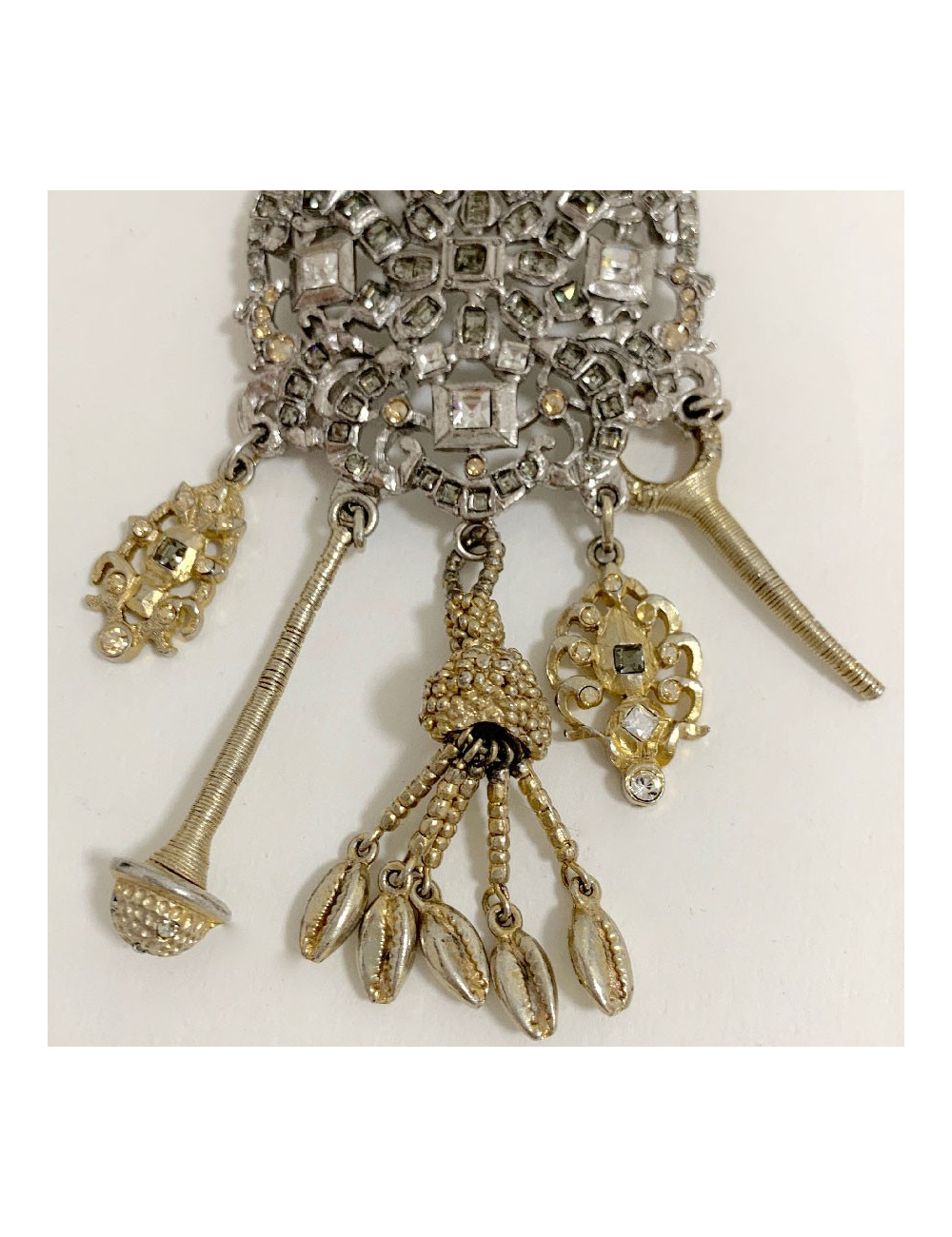 Long sautoir CHRISTIAN LACROIX doré et son pendentif argenté