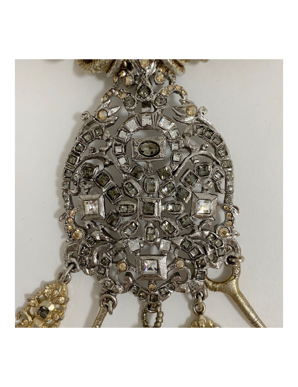 Long sautoir CHRISTIAN LACROIX doré et son pendentif argenté