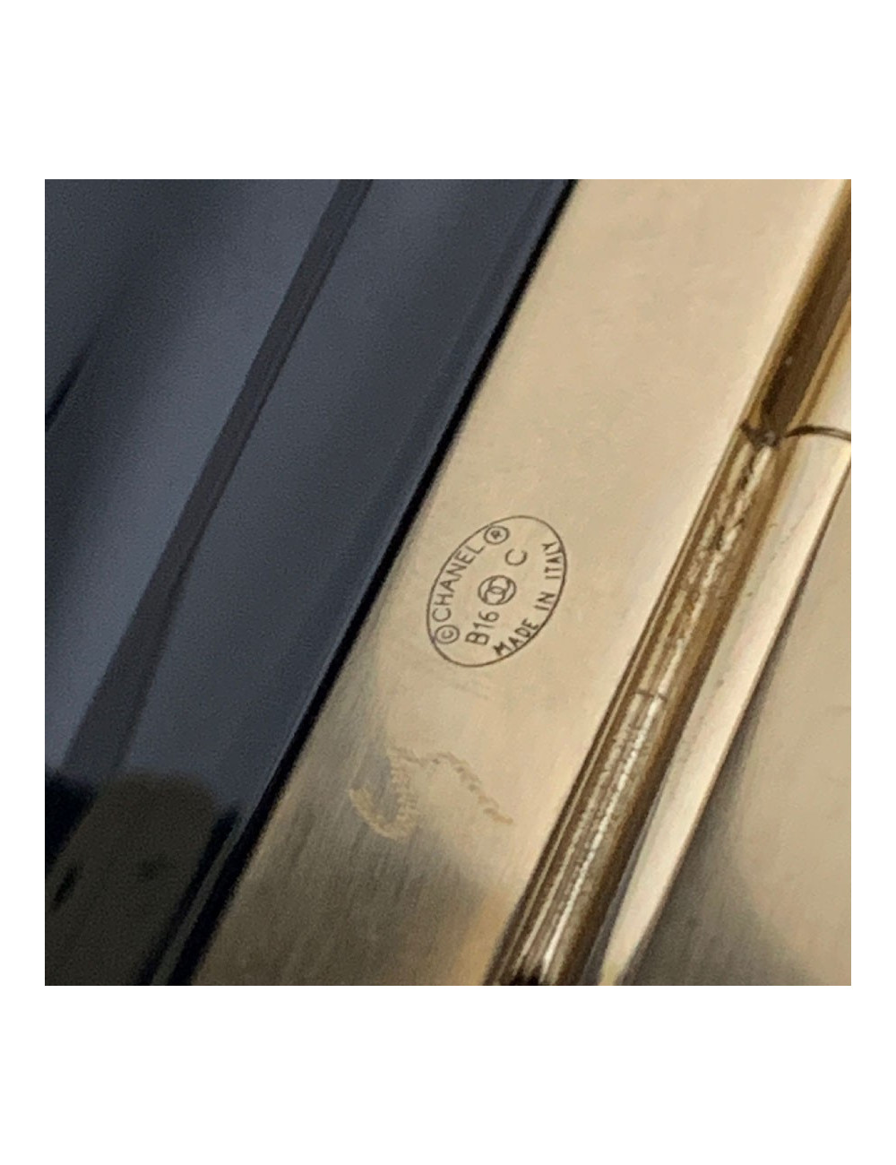 Manchette CHANEL CC en résine noire et CC en perles