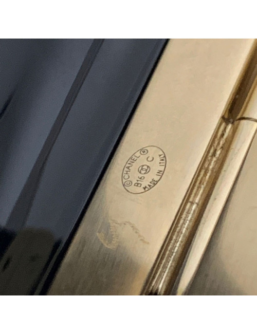 Manchette CHANEL CC en résine noire et CC en perles