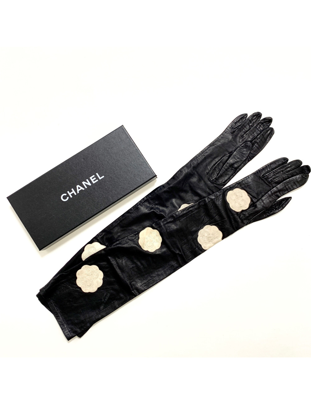 Longs gants CHANEL cuir d'agneau noir et camélias blancs