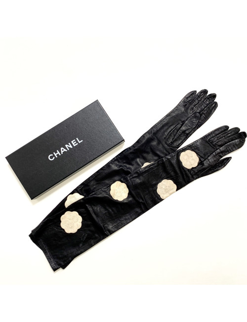 Longs gants CHANEL cuir d'agneau noir et camélias blancs