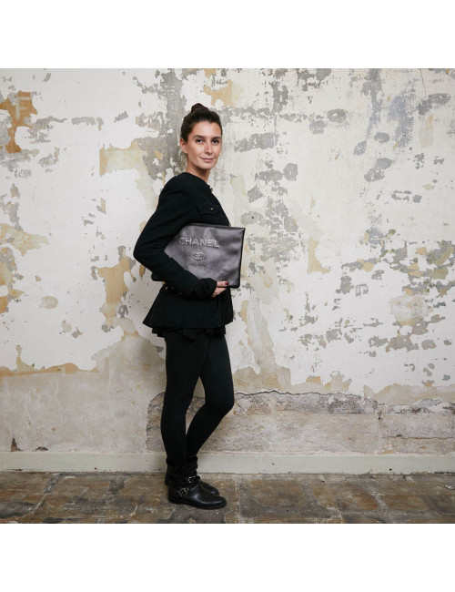 Pochette CHANEL zippée en cuir grainé noir GM