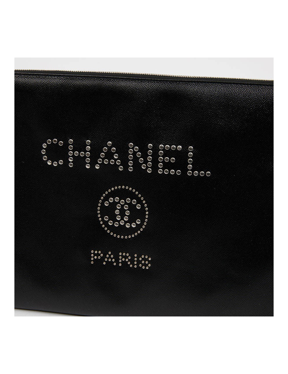 Pochette CHANEL zippée en cuir grainé noir GM