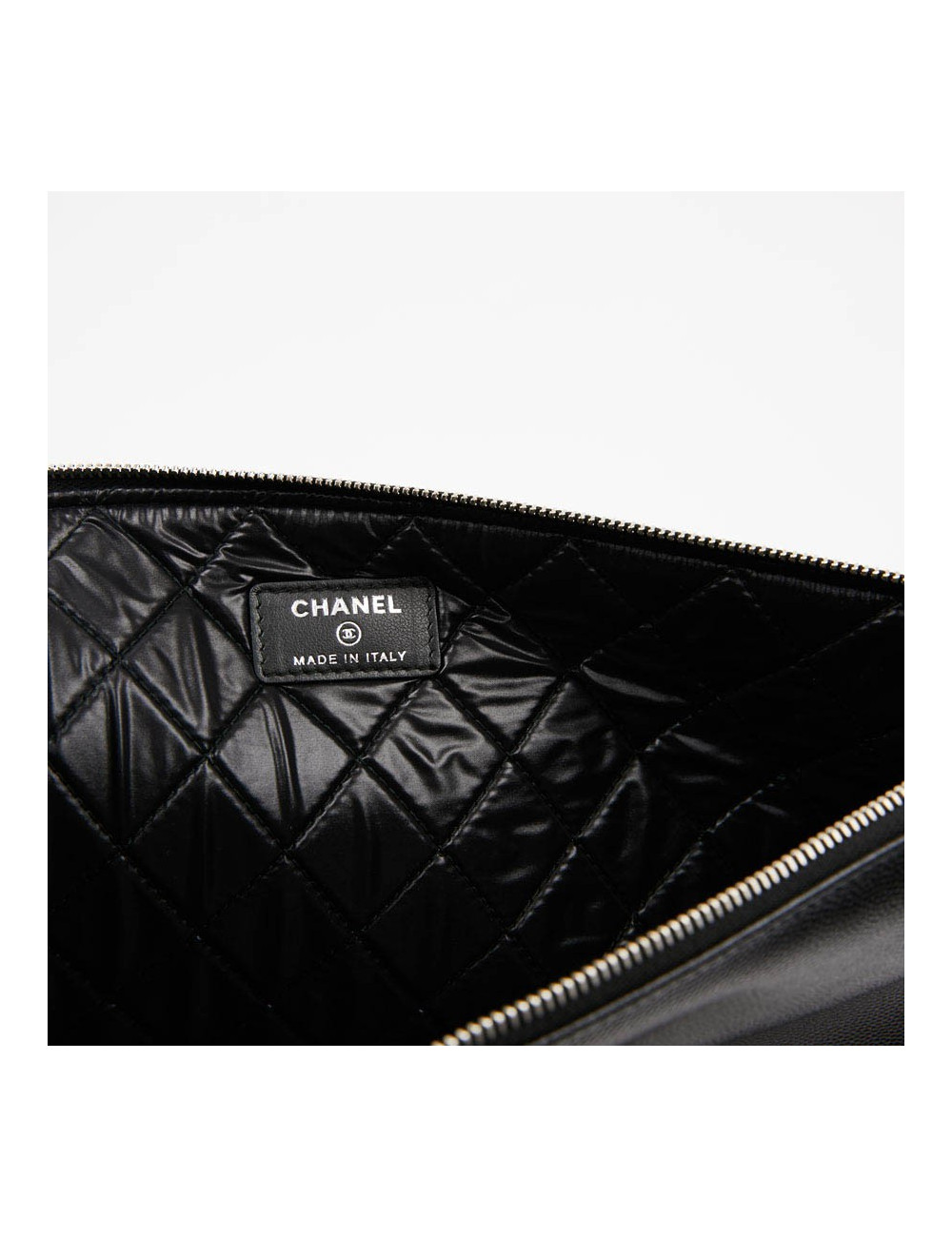 Pochette CHANEL zippée en cuir grainé noir GM