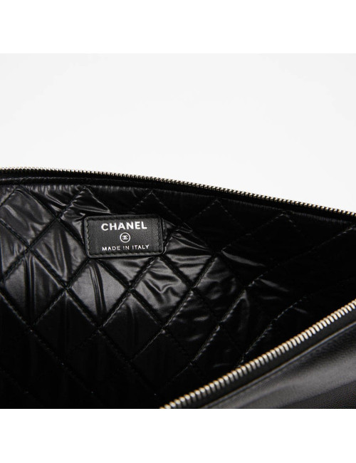 Pochette CHANEL zippée en cuir grainé noir GM