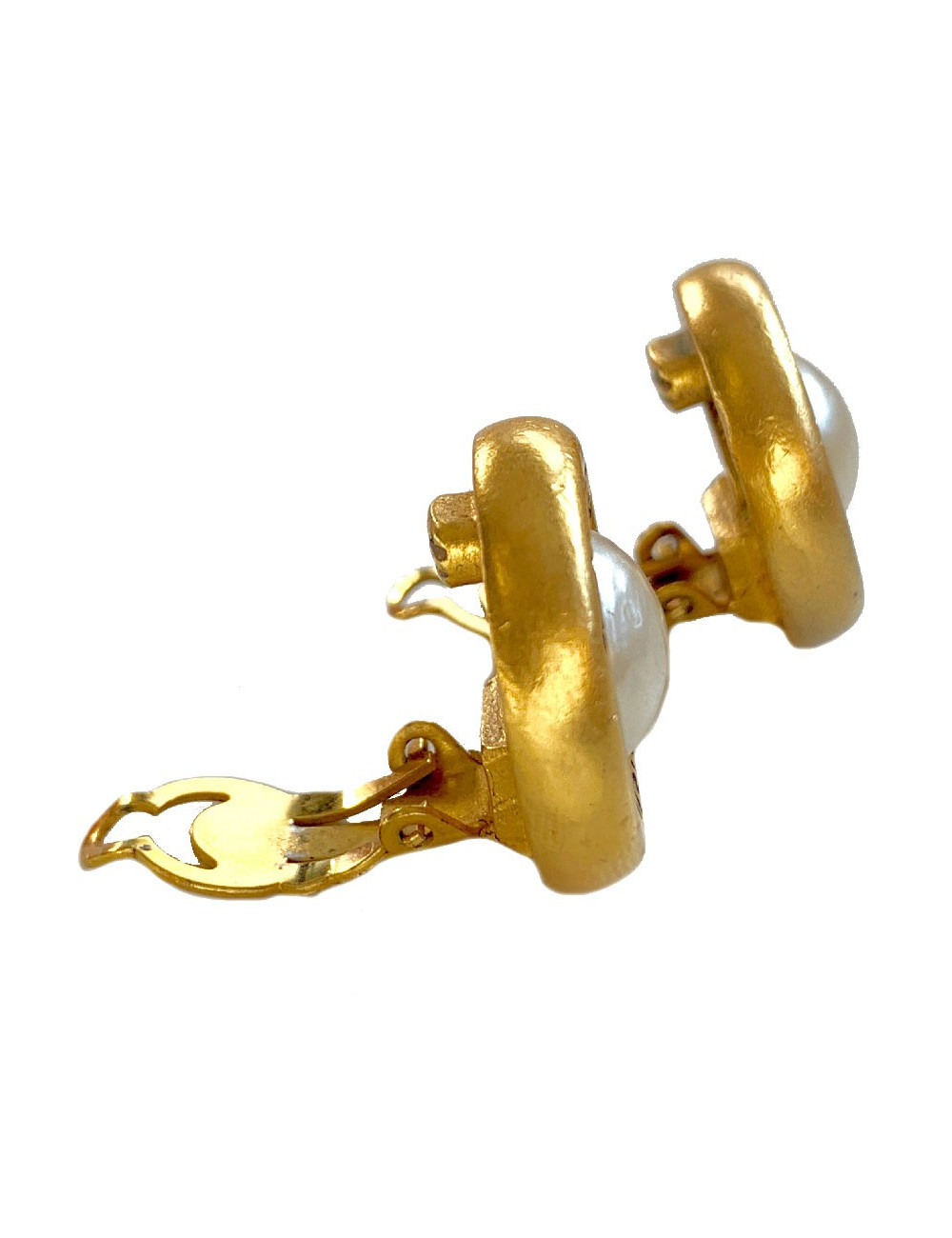Boucles d'oreille clips CHANEL dorée et perles nnacrées