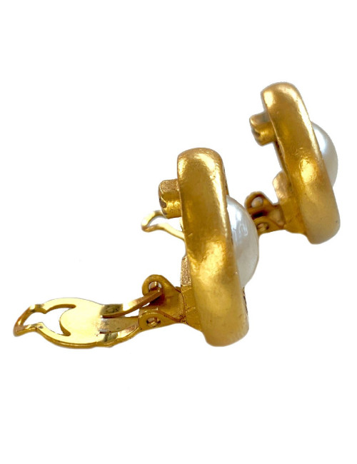 Boucles d'oreille clips CHANEL dorée et perles nnacrées