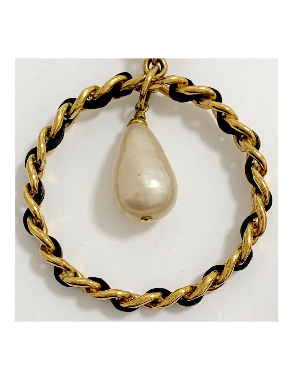 Boucle d’oreille chanel chaine et cuir