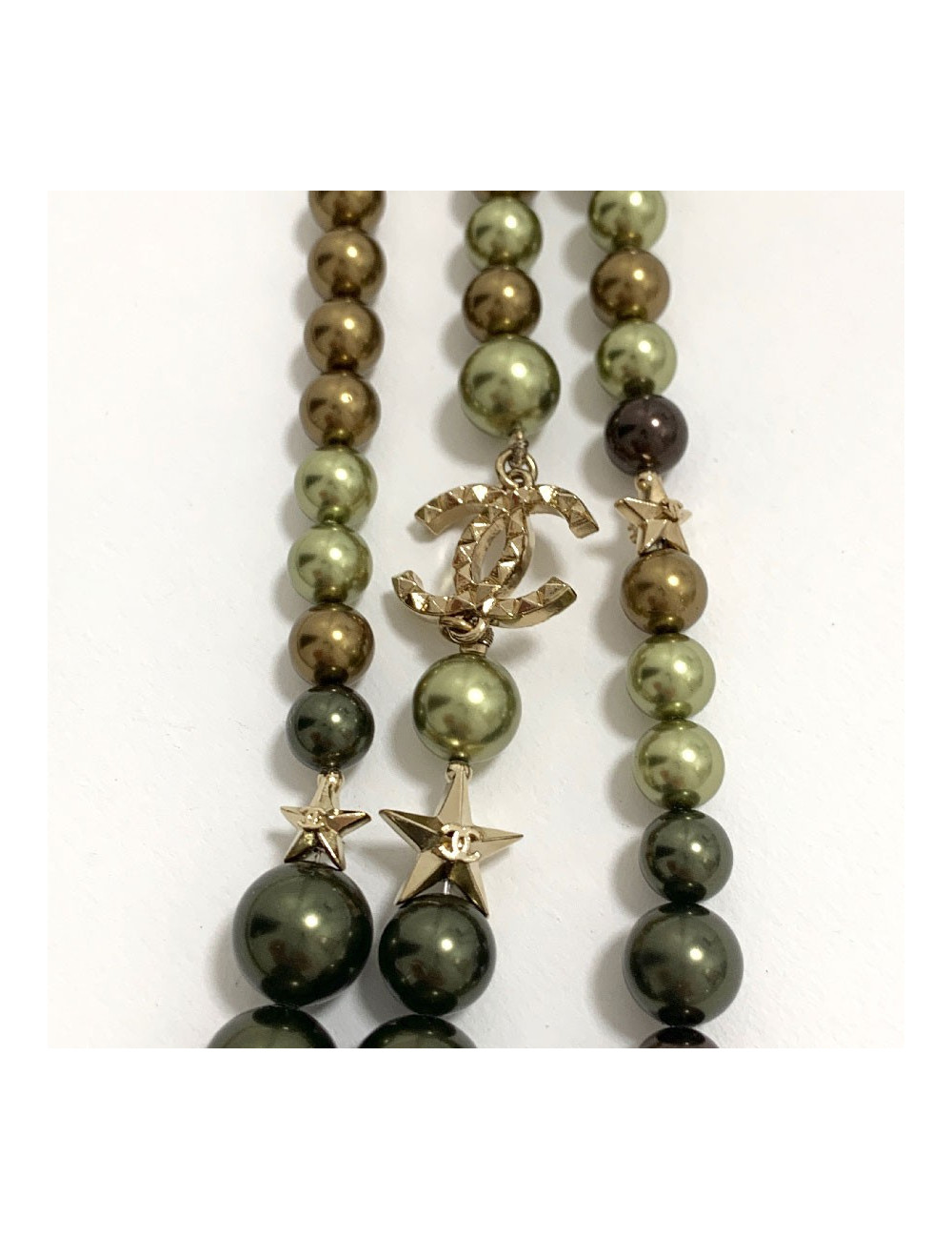 Sautoir CHANEL perles kaki triple rangs