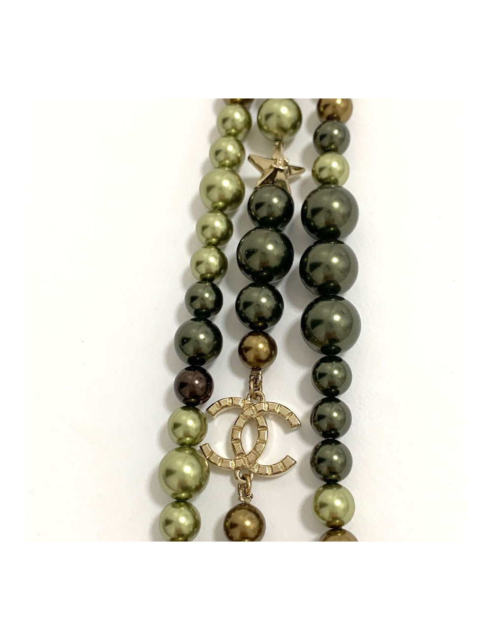 Sautoir CHANEL perles kaki triple rangs