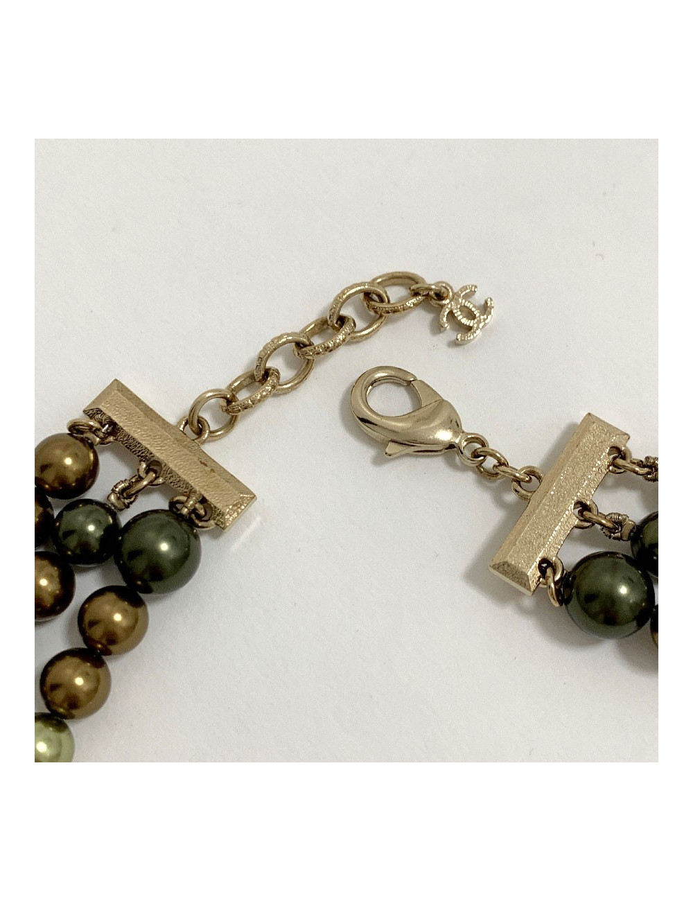 Sautoir CHANEL perles kaki triple rangs