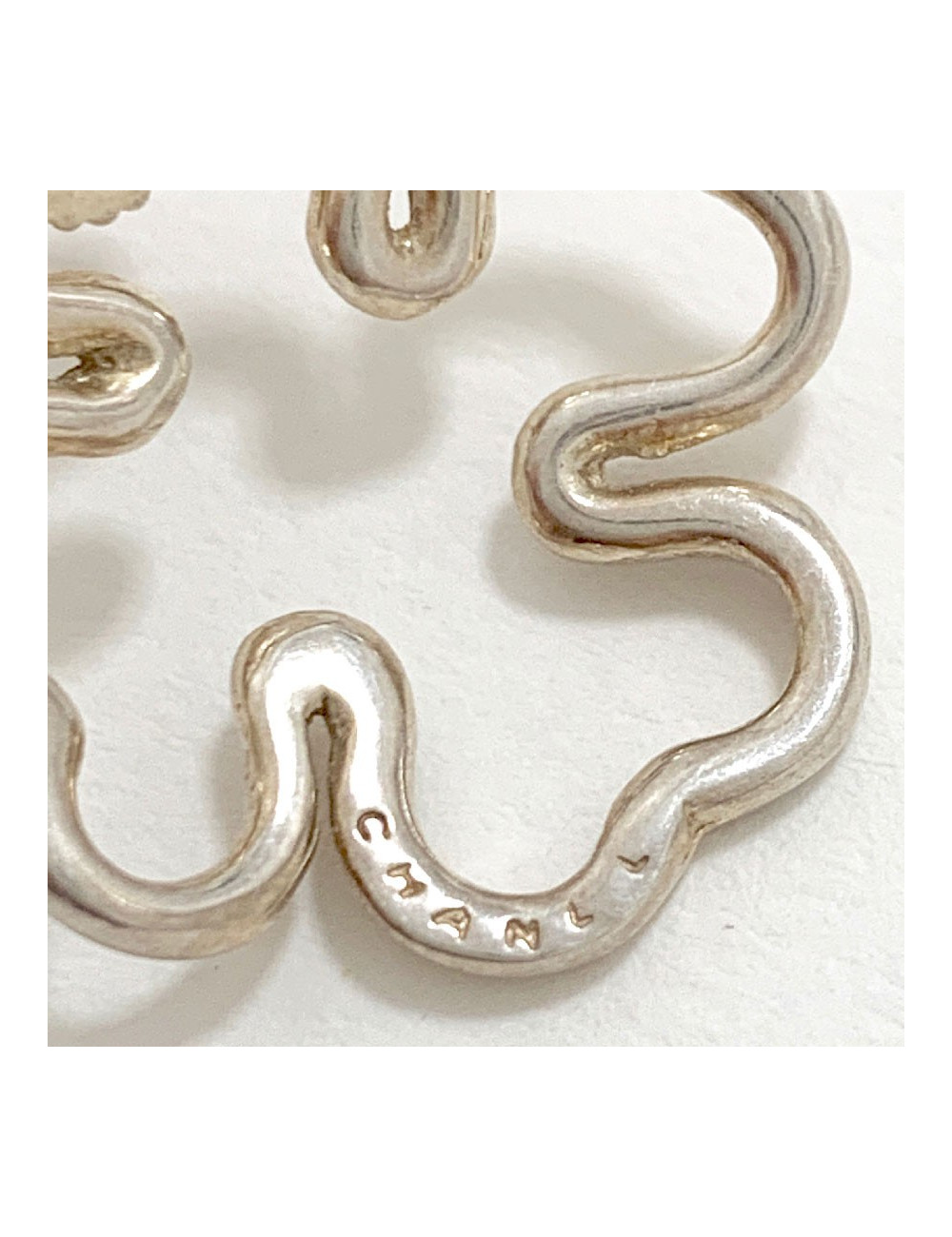 Boucles d'oreille clips CHANEL trèfles argentés