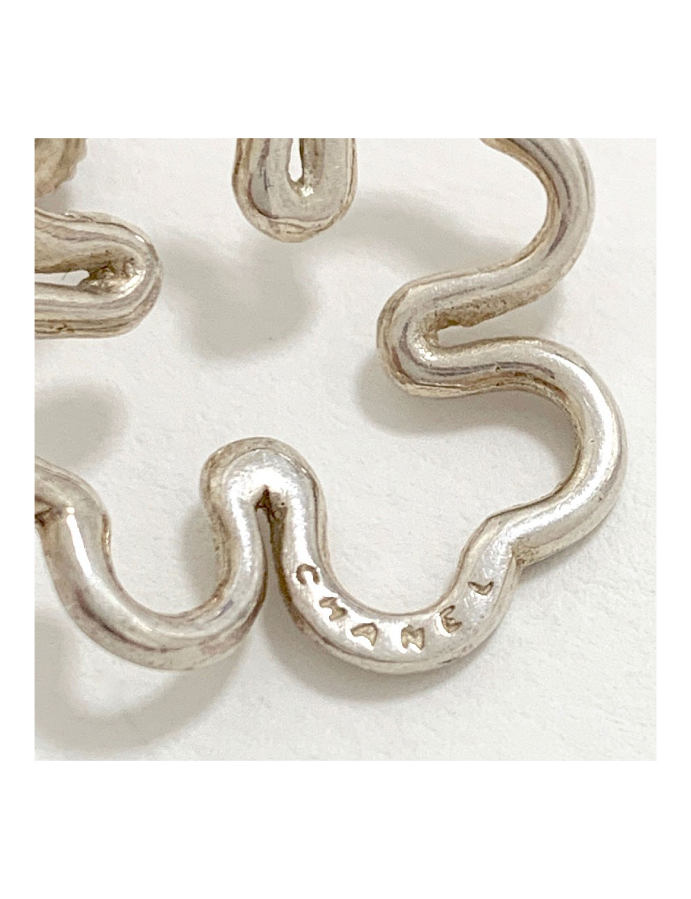 Boucles d'oreille clips CHANEL trèfles argentés
