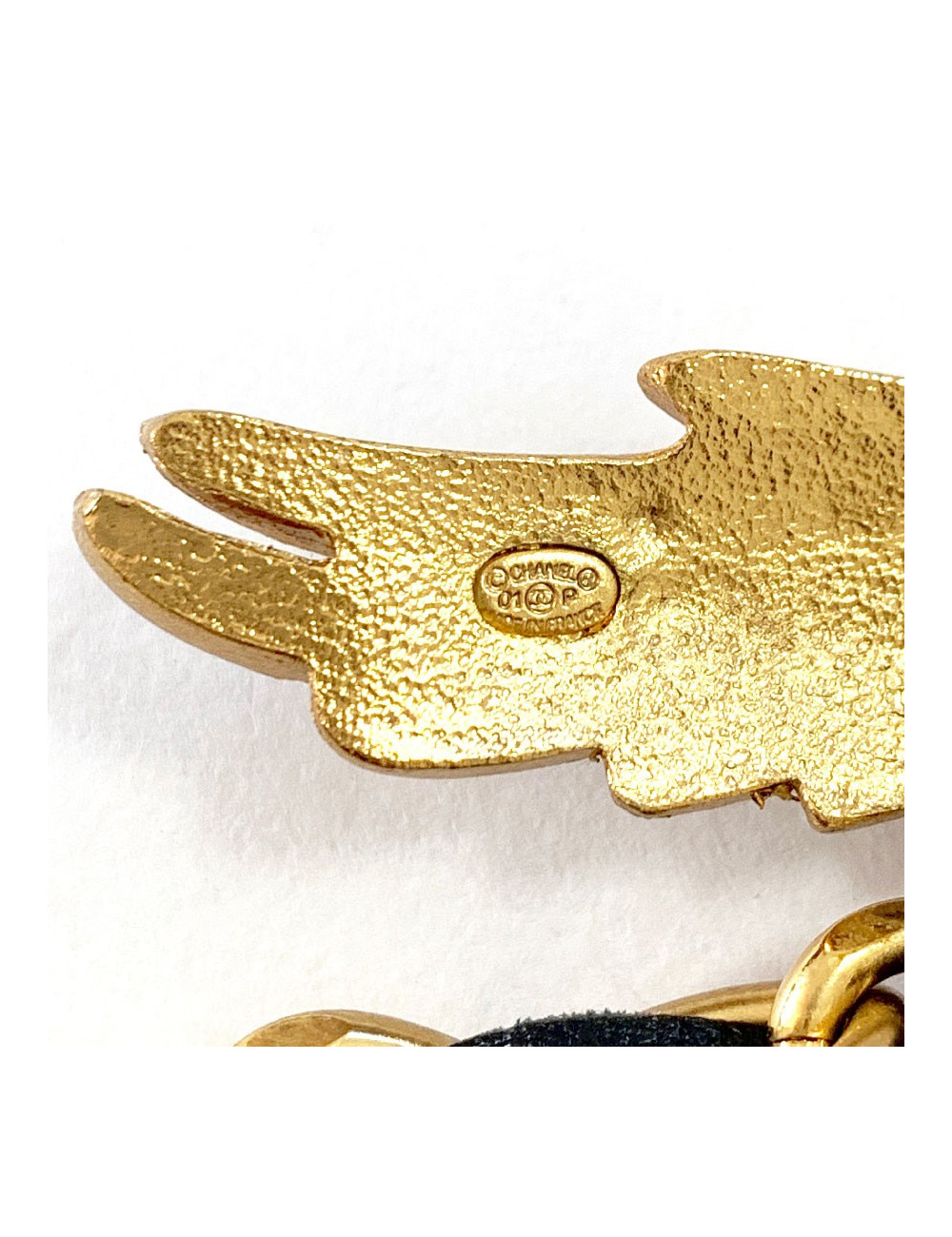 Ceinture CHANEL Aigle vintage en métal doré et cuir noir