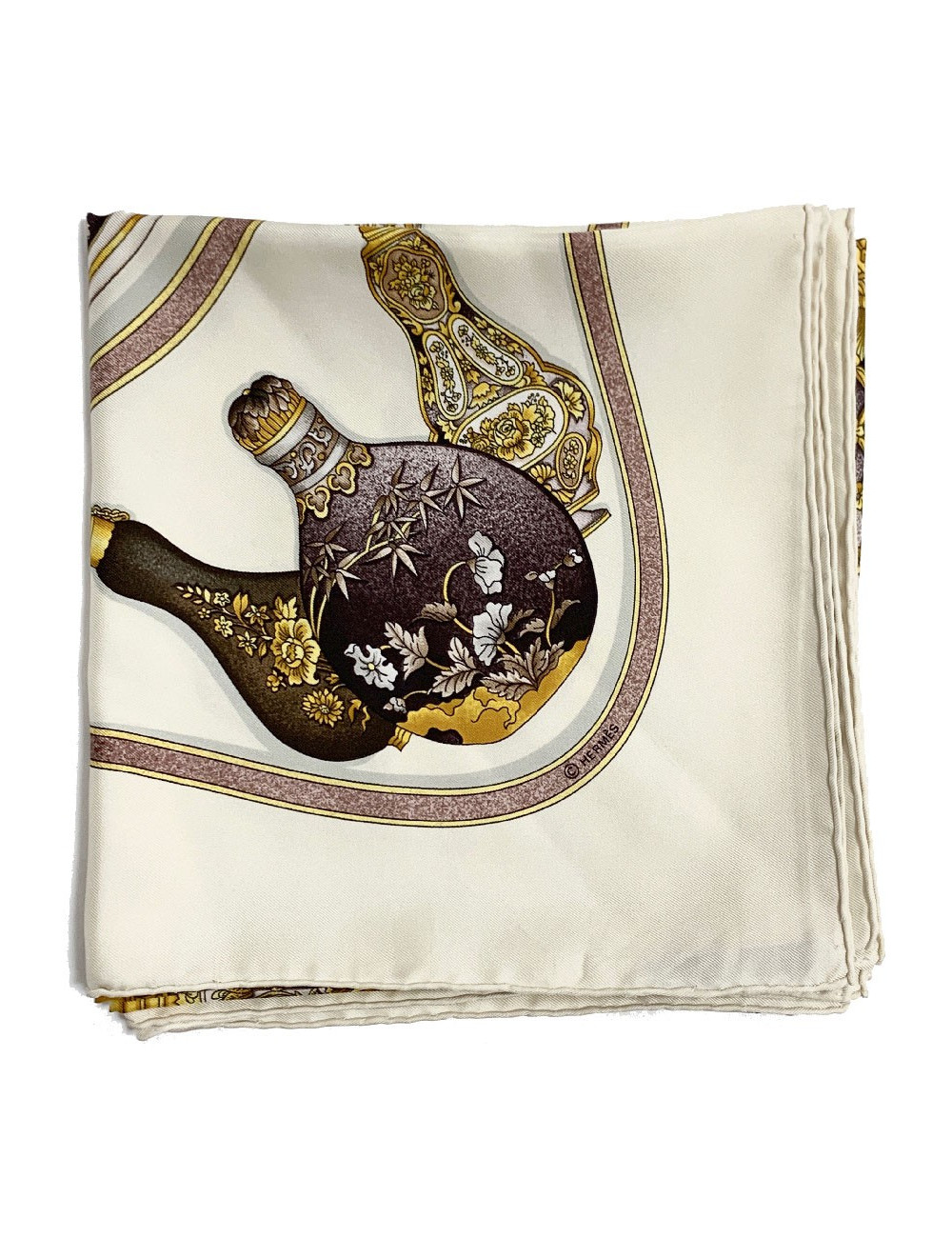 Carré HERMES 'Qu'importe le Flacon...' en soie beige
