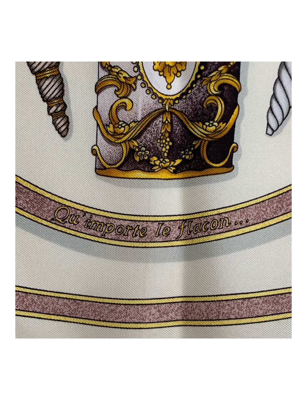 Carré HERMES 'Qu'importe le Flacon...' en soie beige