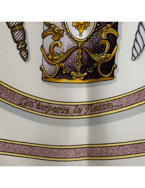 Carré HERMES 'Qu'importe le Flacon...' en soie beige