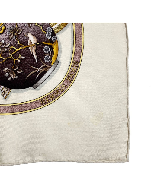 Carré HERMES 'Qu'importe le Flacon...' en soie beige