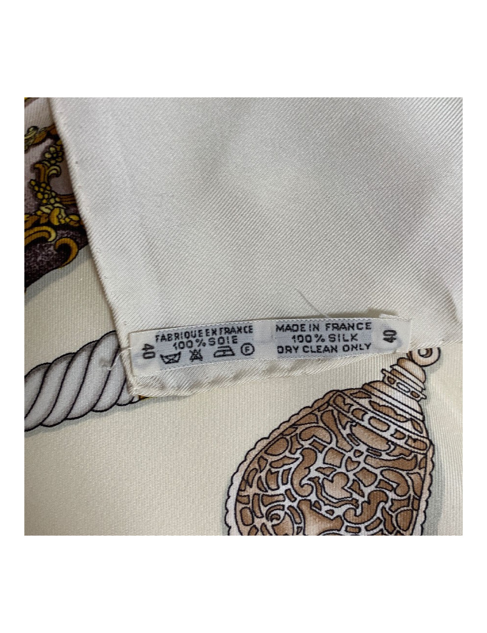 Carré HERMES 'Qu'importe le Flacon...' en soie beige