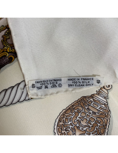 Carré HERMES 'Qu'importe le Flacon...' en soie beige