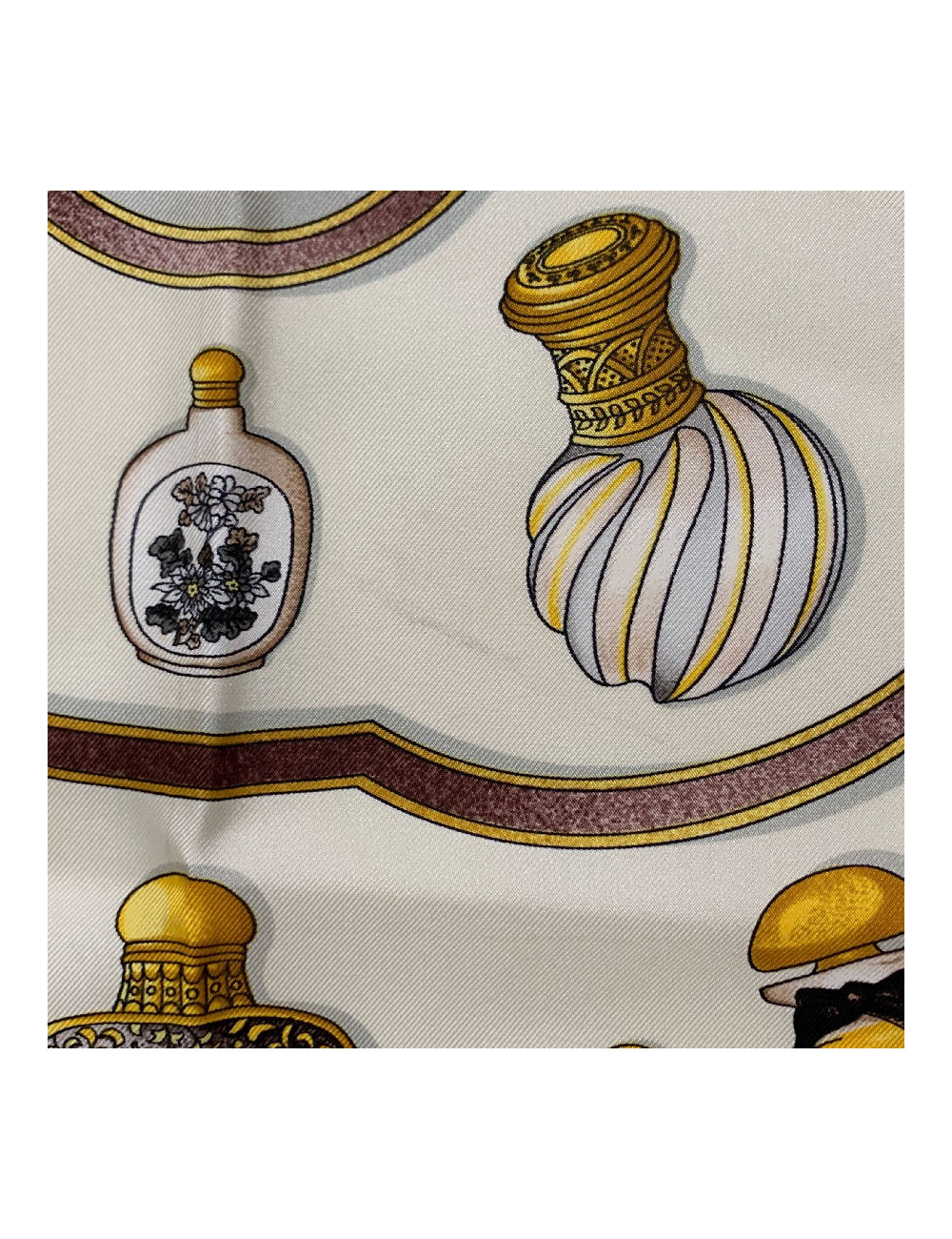 Carré HERMES 'Qu'importe le Flacon...' en soie beige