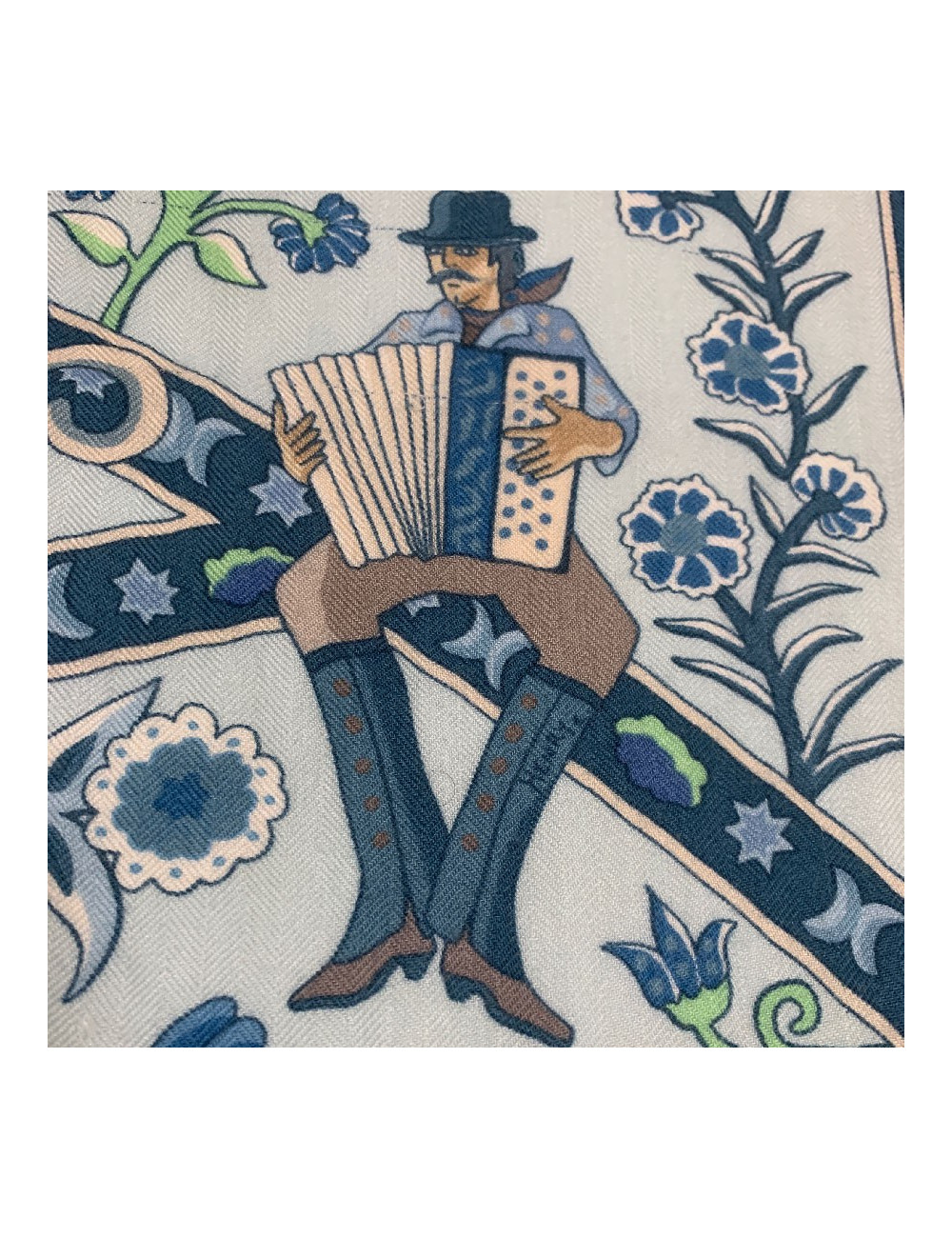 Châle HERMES 'Peuple du vent' en cachemire et soie bleue 