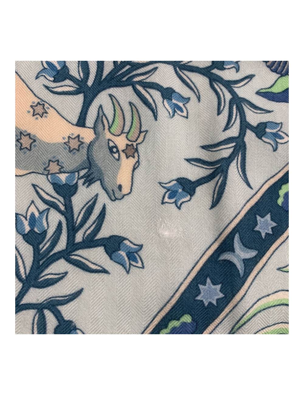 Châle HERMES 'Peuple du vent' en cachemire et soie bleue 