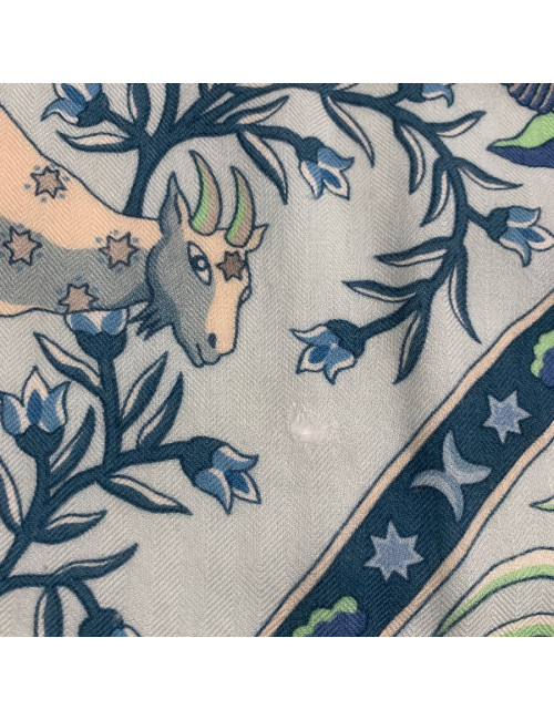 Châle HERMES 'Peuple du vent' en cachemire et soie bleue 