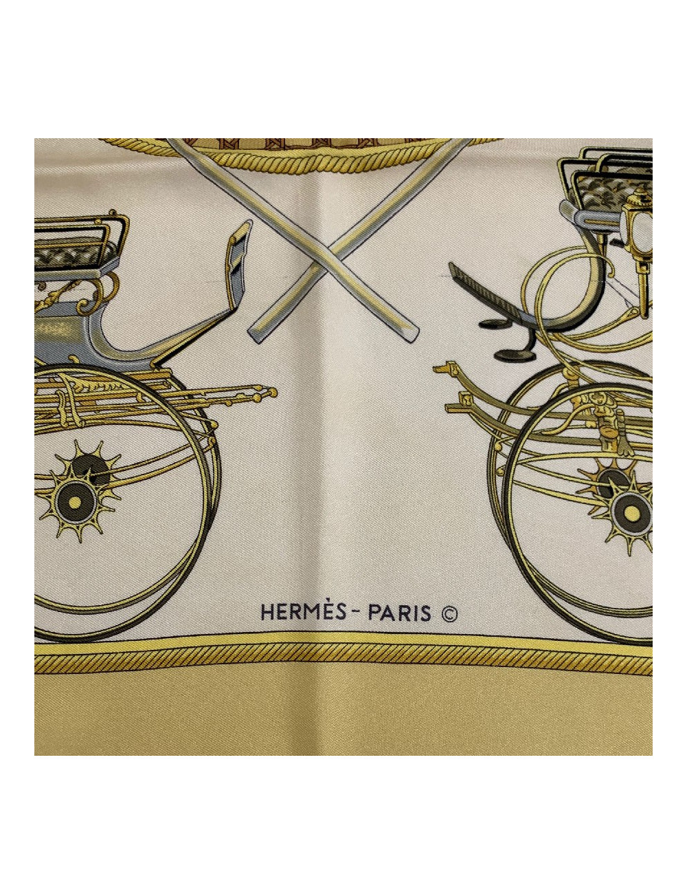 Carré HERMES Les Voitures à transformation en soie jaune et beige