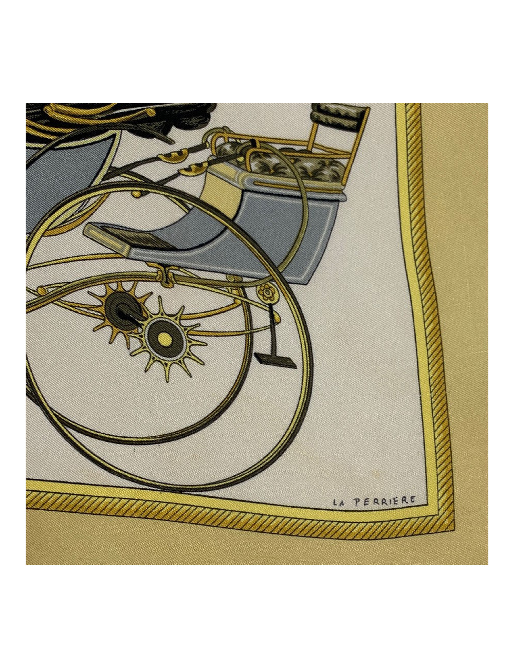 Carré HERMES Les Voitures à transformation en soie jaune et beige