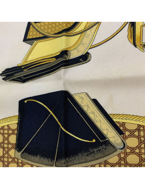 Carré HERMES Les Voitures à transformation en soie jaune et beige
