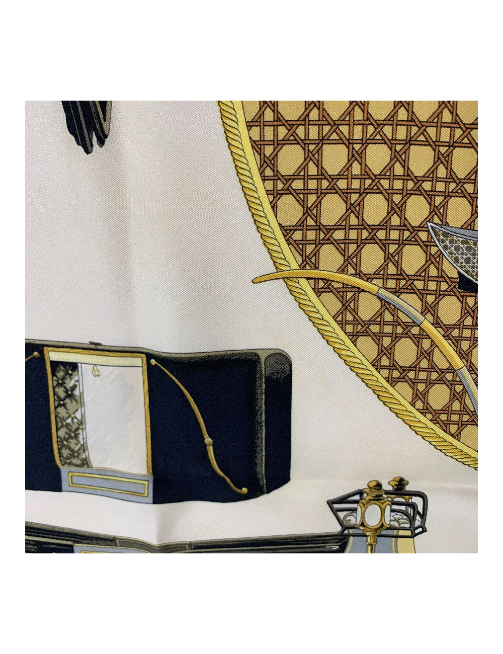 Carré HERMES Les Voitures à transformation en soie jaune et beige