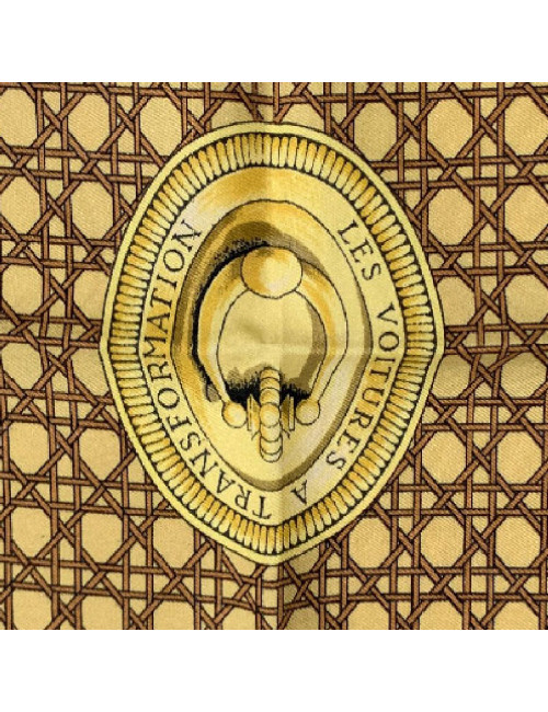 Carré HERMES Les Voitures à transformation en soie jaune et beige