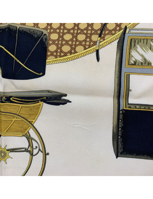 Carré HERMES Les Voitures à transformation en soie jaune et beige