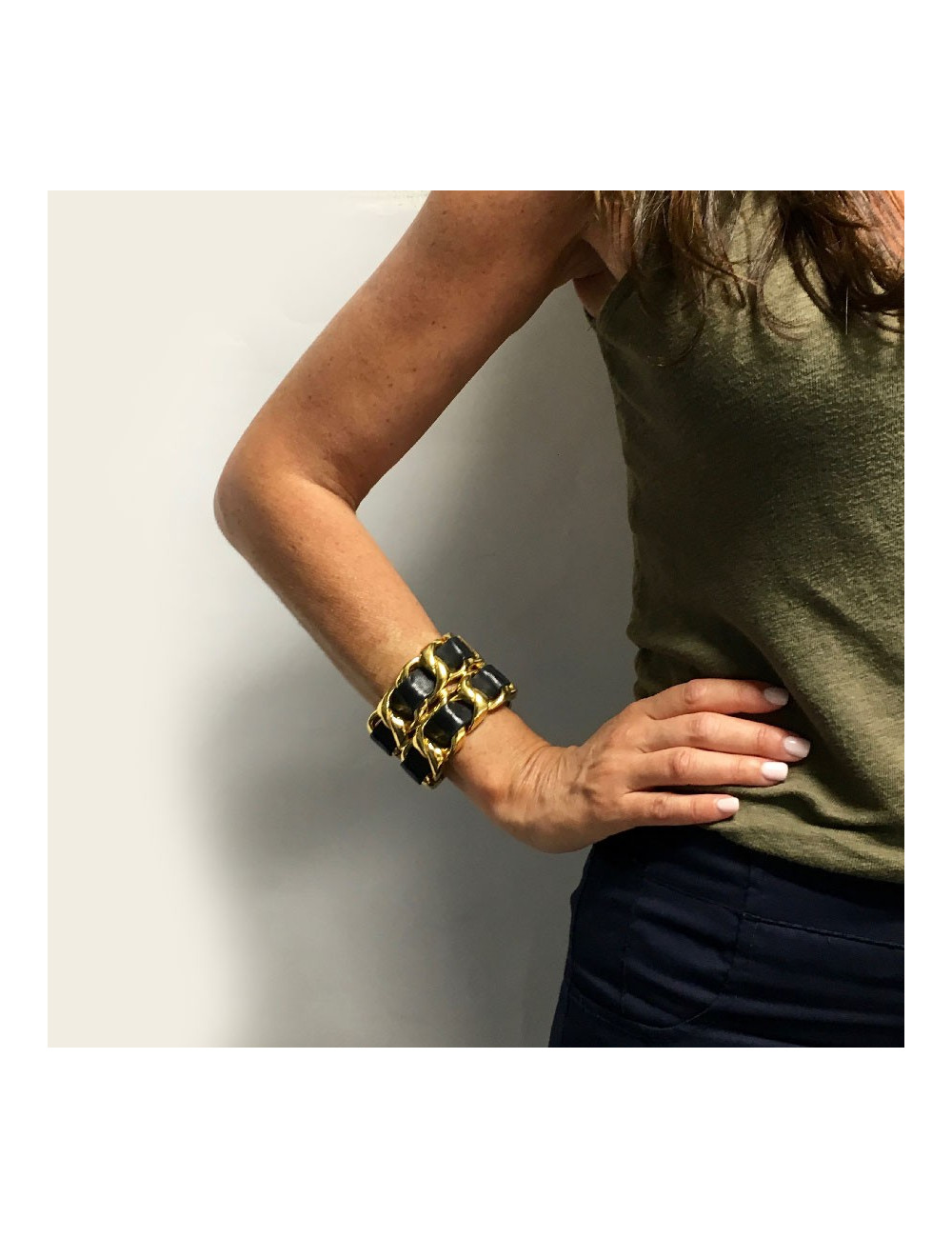 Manchette CHANEL cuir noir et or 