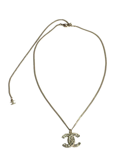 Collier CHANEL pendentif CC en strass et métal doré 
