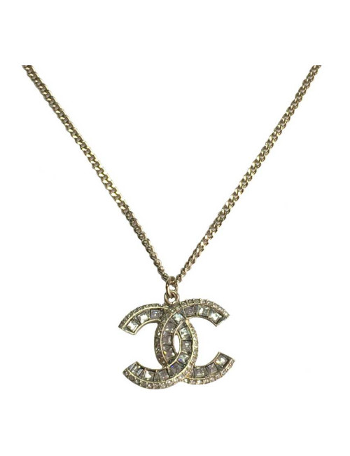 Collier CHANEL pendentif CC en strass et métal doré 