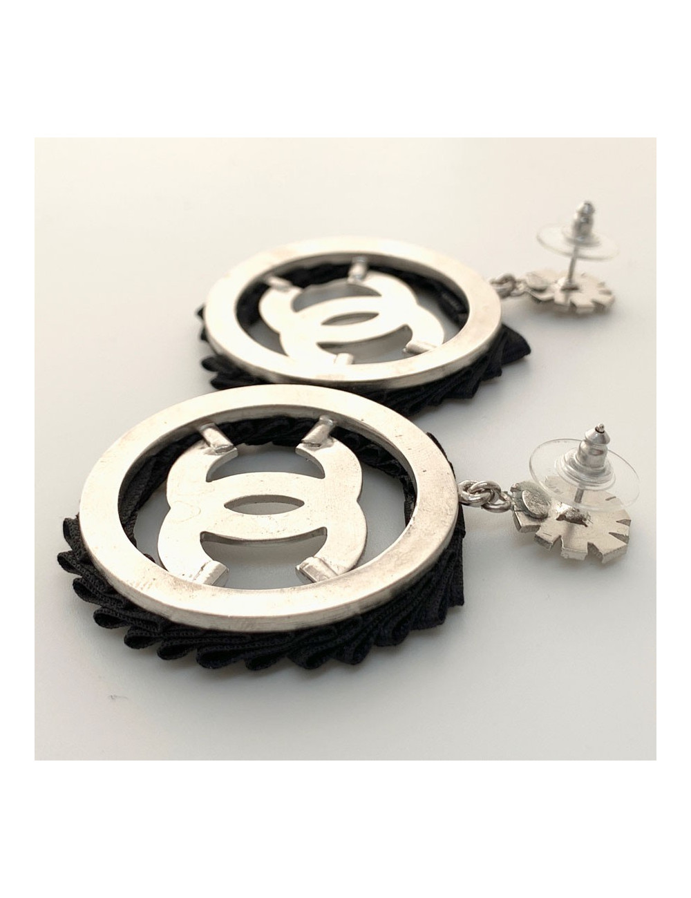 Clous pendants CC CHANEL noirs