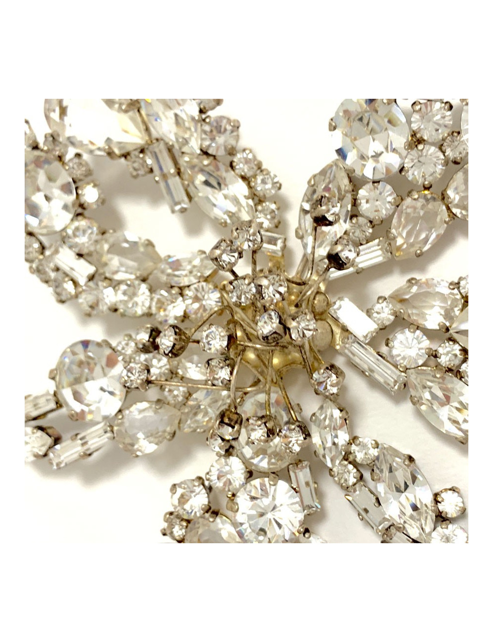 Broche CHRISTIAN LACROIX en brillants 