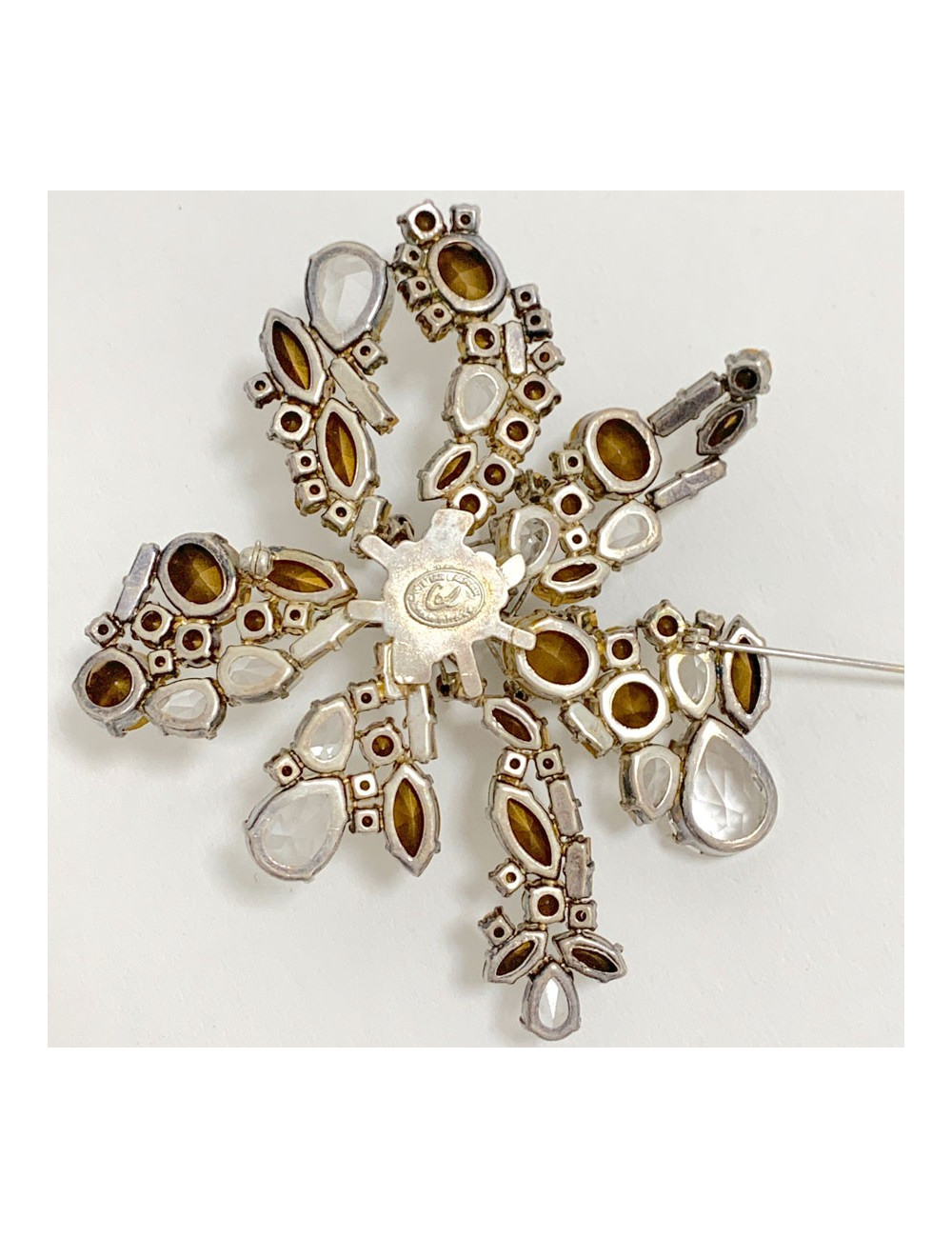 Broche CHRISTIAN LACROIX en brillants 