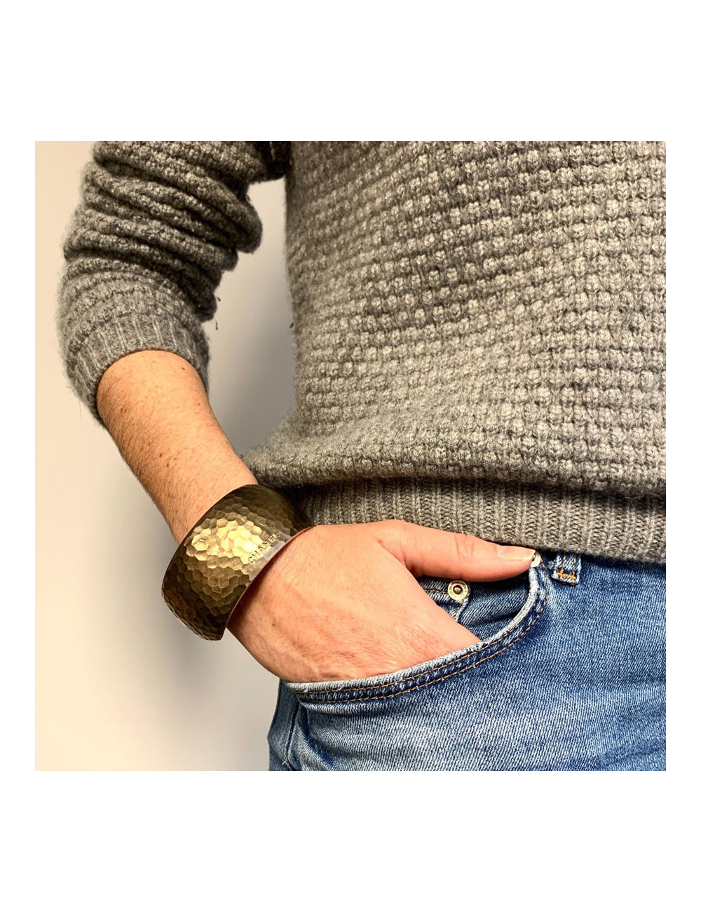 Manchette CHANEL bronze martelée et strass