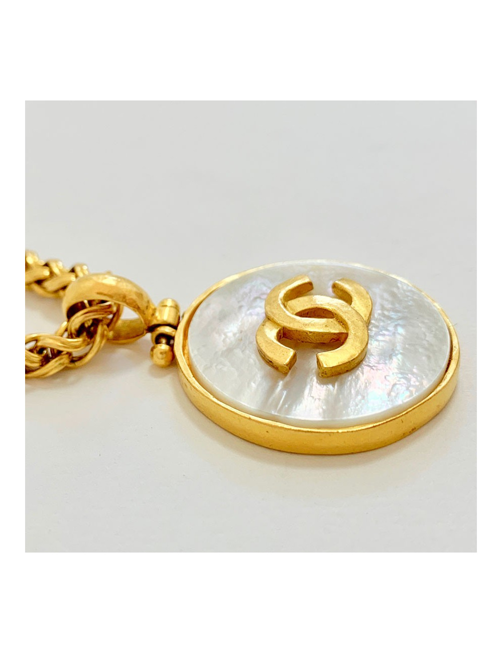 Sautoir medaillon nacré CHANEL